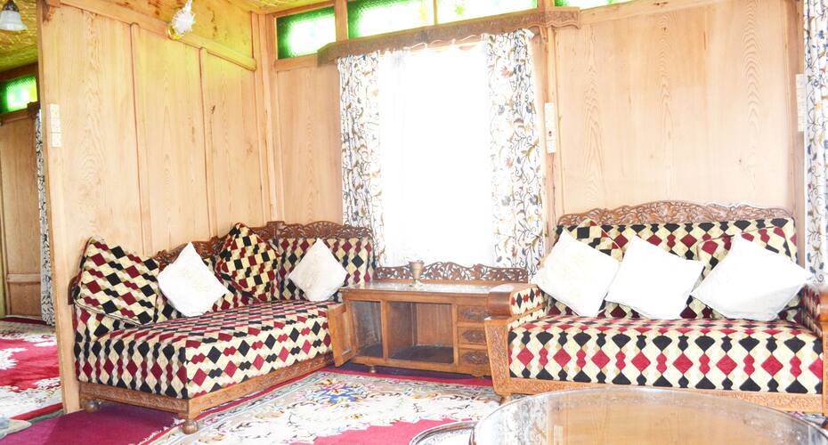 Queen of Mountain Houseboat, Srinagar 4